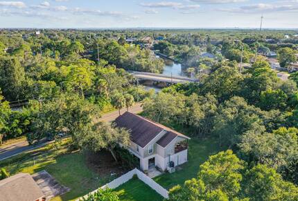 Charming Two-Story Treehouse Near Tampa Bay & Clearwater Beaches - Tampa, Florida