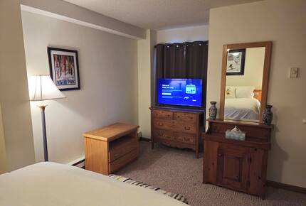 Luxury Retreat at Killington Base with Pool, Spa & Shuttle to Lifts - Killington, Vermont