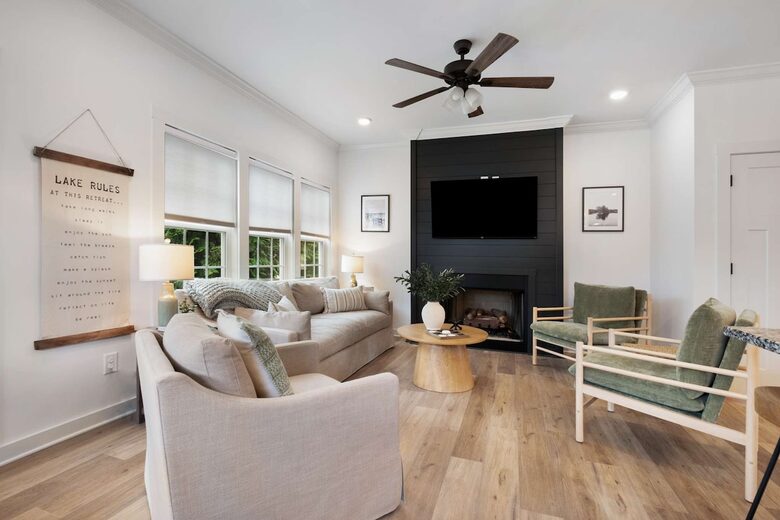 Barefoot Bay Getaway | Stylish Lake Home Near Downtown Winchester - Winchester, Tennessee