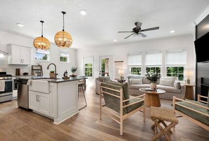 Barefoot Bay Getaway | Stylish Lake Home Near Downtown Winchester - Winchester, Tennessee