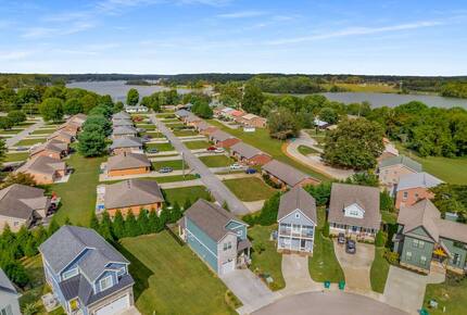 Barefoot Bay Getaway | Stylish Lake Home Near Downtown Winchester - Winchester, Tennessee