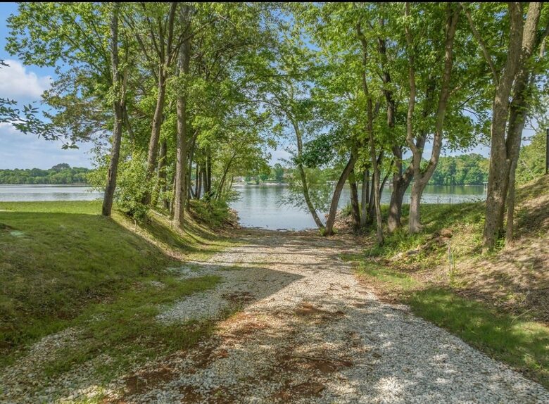 Barefoot Bay Getaway | Stylish Lake Home Near Downtown Winchester - Winchester, Tennessee