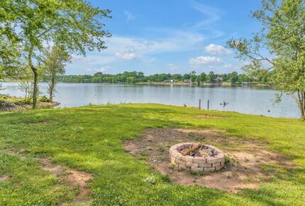 Barefoot Bay Getaway | Stylish Lake Home Near Downtown Winchester - Winchester, Tennessee