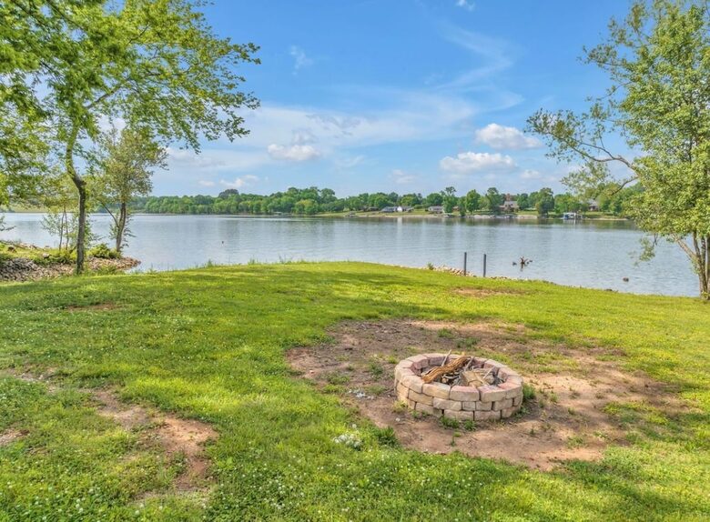 Barefoot Bay Getaway | Stylish Lake Home Near Downtown Winchester - Winchester, Tennessee