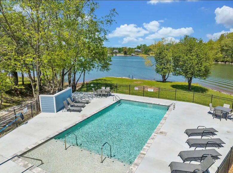 Barefoot Bay Getaway | Stylish Lake Home Near Downtown Winchester - Winchester, Tennessee