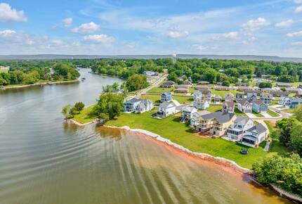 Barefoot Bay Getaway | Stylish Lake Home Near Downtown Winchester - Winchester, Tennessee