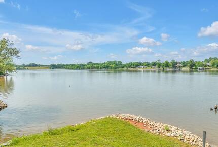 Barefoot Bay Getaway | Stylish Lake Home Near Downtown Winchester - Winchester, Tennessee