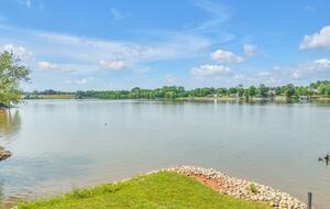 Barefoot Bay Getaway | Stylish Lake Home Near Downtown Winchester - Winchester, Tennessee