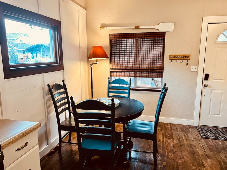 Old Bend River Cottage Retreat - Bend, Oregon