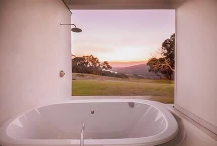 Outdoor bath for private star gazing