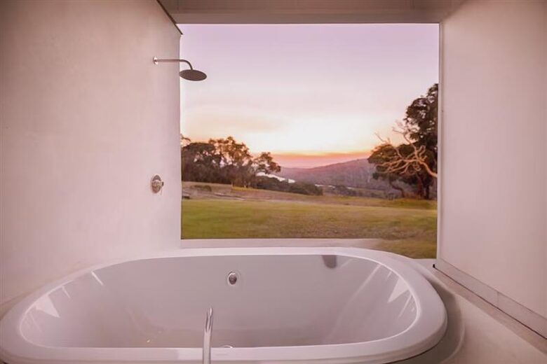 Outdoor bath for private star gazing