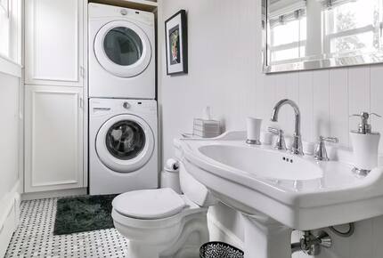 Coastal Charmer Steps from Thames Street & Newport Harbor - Newport, Rhode Island