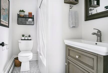 Coastal Charmer Steps from Thames Street & Newport Harbor - Newport, Rhode Island