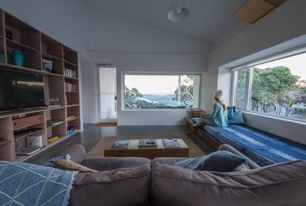 wide screen television with streaming