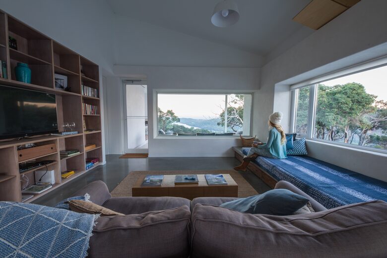 wide screen television with streaming