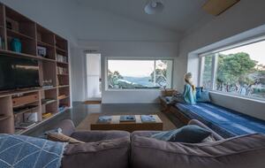 wide screen television with streaming