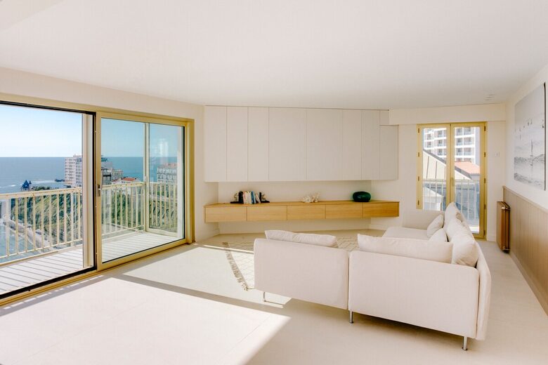 Refined Oceanfront Apartment Above Côte des Basques - Biarritz, France