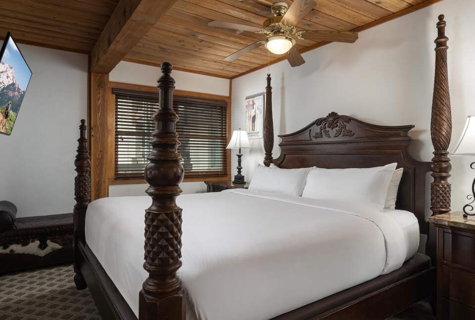 Ski-In/Ski-Out Snowmass Condo with Fireplace & Mountain Views - Snowmass Village, Colorado