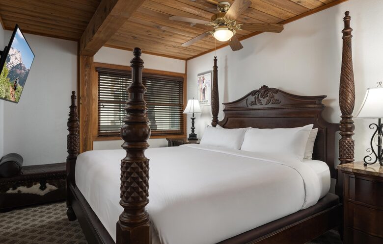 Ski-In/Ski-Out Snowmass Condo with Fireplace & Mountain Views - Snowmass Village, Colorado