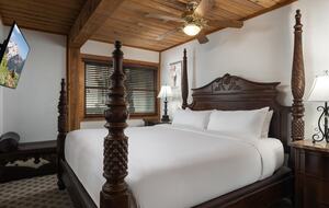 Ski-In/Ski-Out Snowmass Condo with Fireplace & Mountain Views - Snowmass Village, Colorado