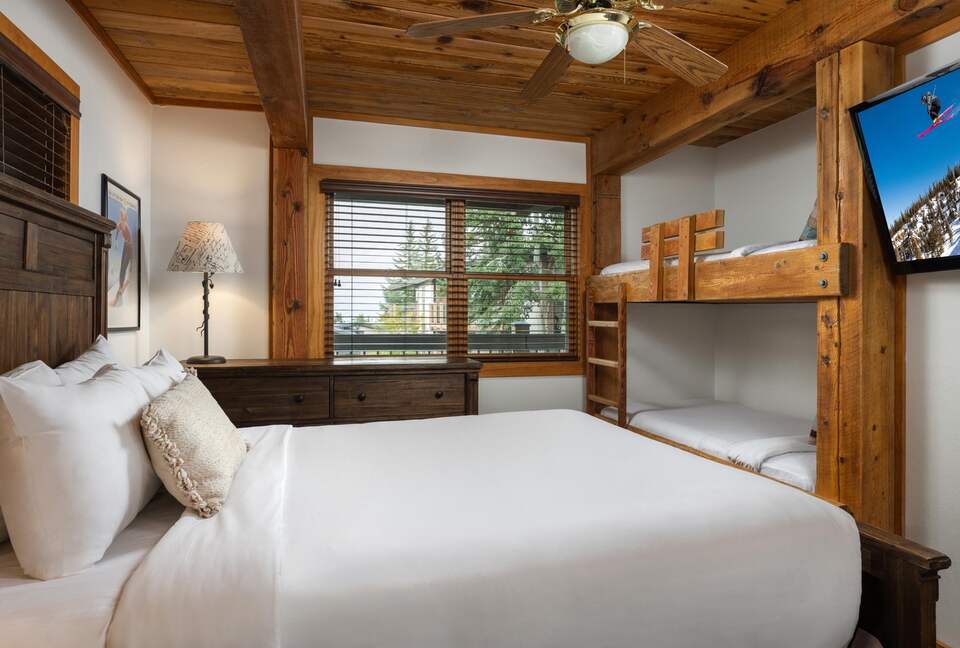 Ski-In/Ski-Out Snowmass Condo with Fireplace & Mountain Views - Snowmass Village, Colorado