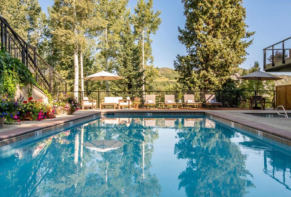 Ski-In/Ski-Out Snowmass Condo with Fireplace & Mountain Views - Snowmass Village, Colorado