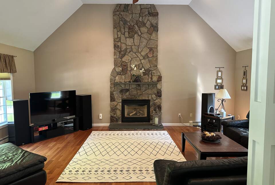 Stylish Family Home near Manchester with Bar & Jacuzzi - Hooksett, New Hampshire