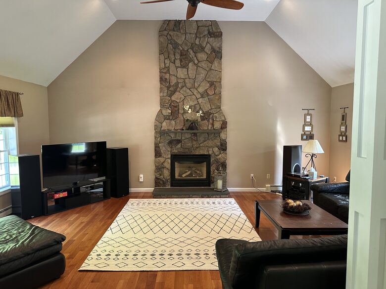 Stylish Family Home near Manchester with Bar & Jacuzzi - Hooksett, New Hampshire