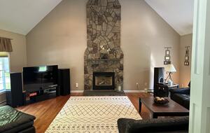Stylish Family Home near Manchester with Bar & Jacuzzi - Hooksett, New Hampshire