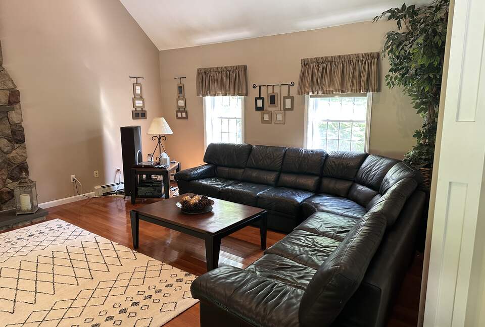 Stylish Family Home near Manchester with Bar & Jacuzzi - Hooksett, New Hampshire