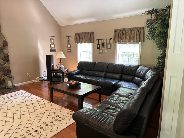 Stylish Family Home near Manchester with Bar & Jacuzzi - Hooksett, New Hampshire