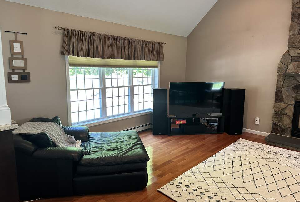 Stylish Family Home near Manchester with Bar & Jacuzzi - Hooksett, New Hampshire