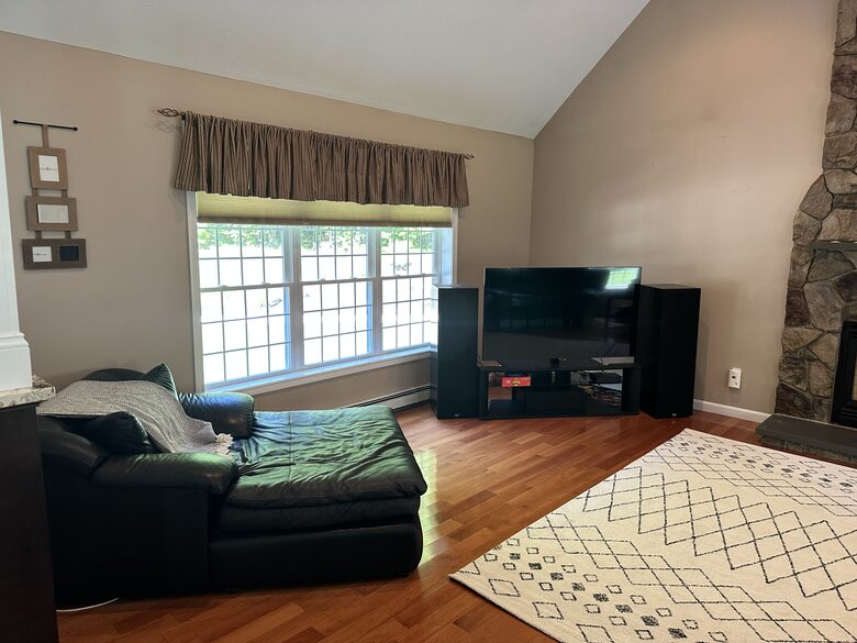 Stylish Family Home near Manchester with Bar & Jacuzzi - Hooksett, New Hampshire