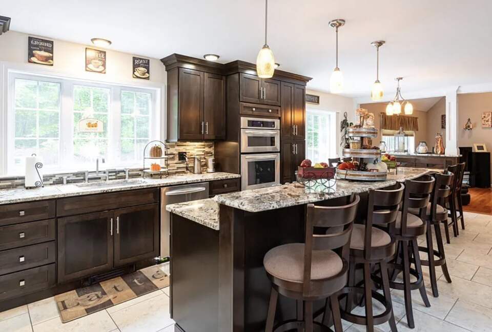 Stylish Family Home near Manchester with Bar & Jacuzzi - Hooksett, New Hampshire