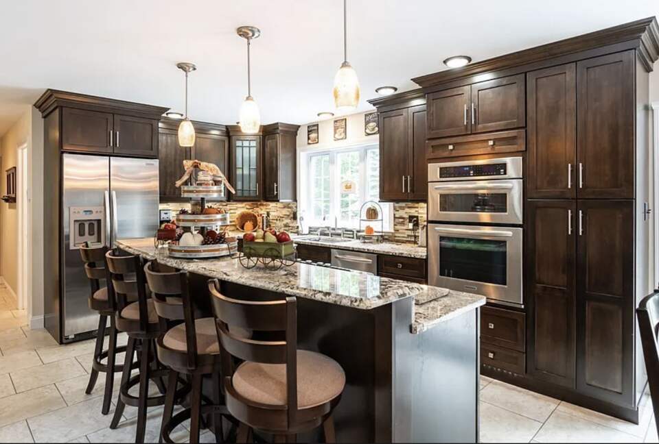 Stylish Family Home near Manchester with Bar & Jacuzzi - Hooksett, New Hampshire