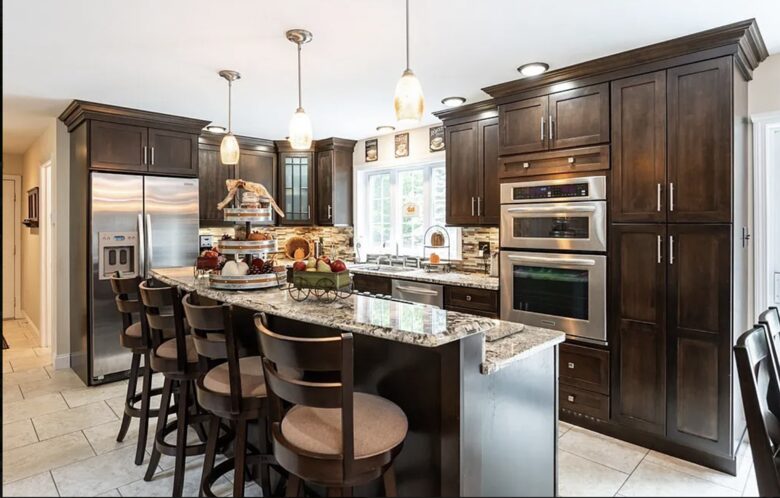 Stylish Family Home near Manchester with Bar & Jacuzzi - Hooksett, New Hampshire