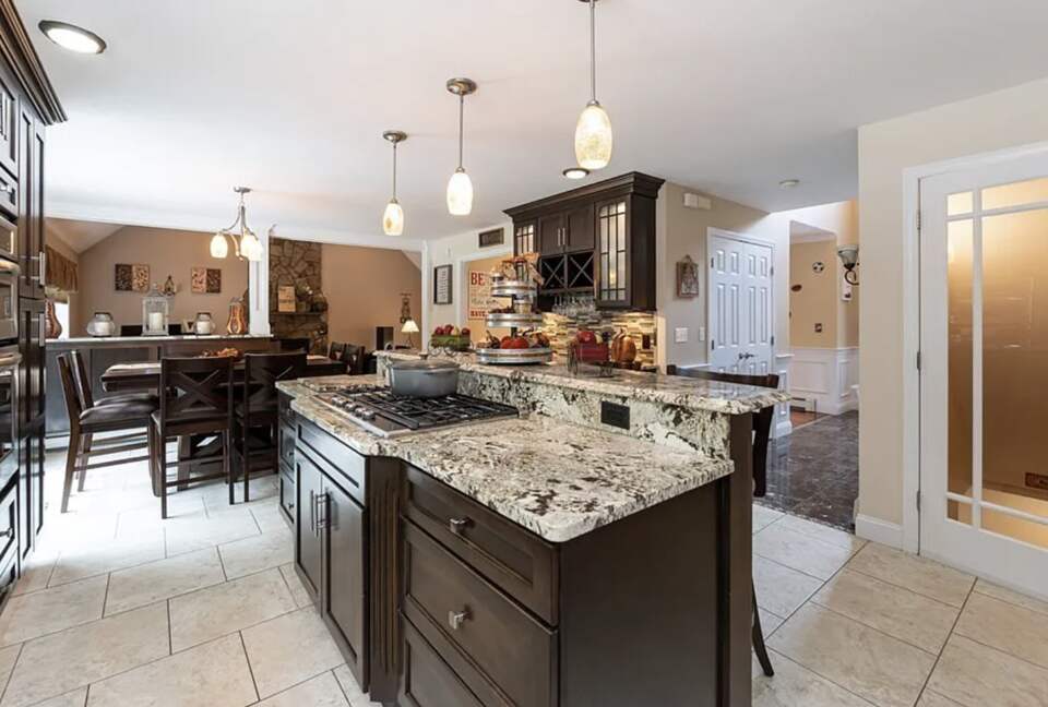 Stylish Family Home near Manchester with Bar & Jacuzzi - Hooksett, New Hampshire