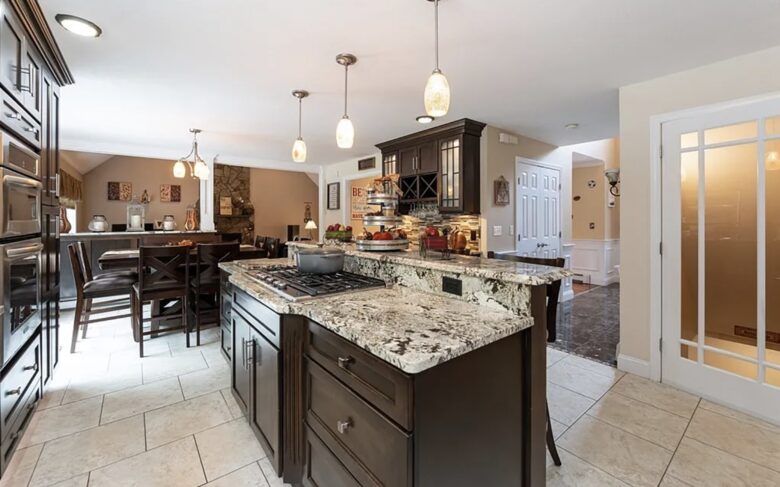 Stylish Family Home near Manchester with Bar & Jacuzzi - Hooksett, New Hampshire