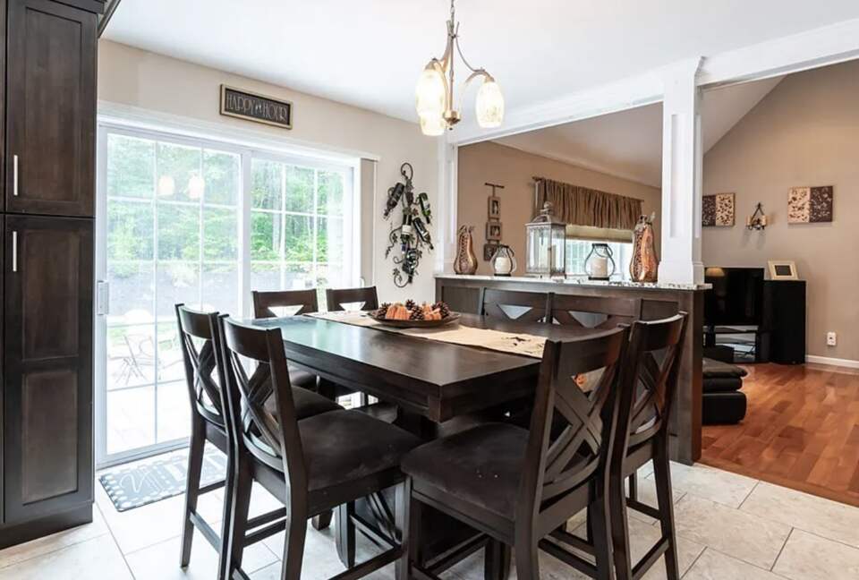 Stylish Family Home near Manchester with Bar & Jacuzzi - Hooksett, New Hampshire