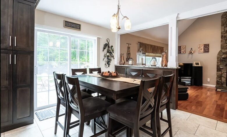 Stylish Family Home near Manchester with Bar & Jacuzzi - Hooksett, New Hampshire