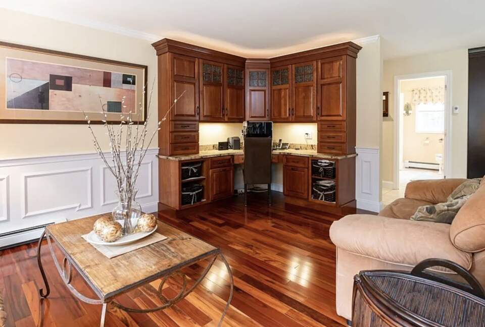 Stylish Family Home near Manchester with Bar & Jacuzzi - Hooksett, New Hampshire