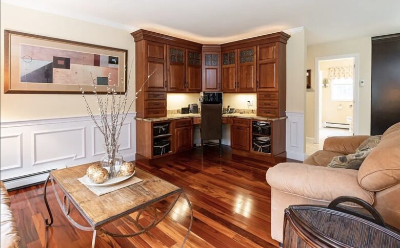 Stylish Family Home near Manchester with Bar & Jacuzzi - Hooksett, New Hampshire