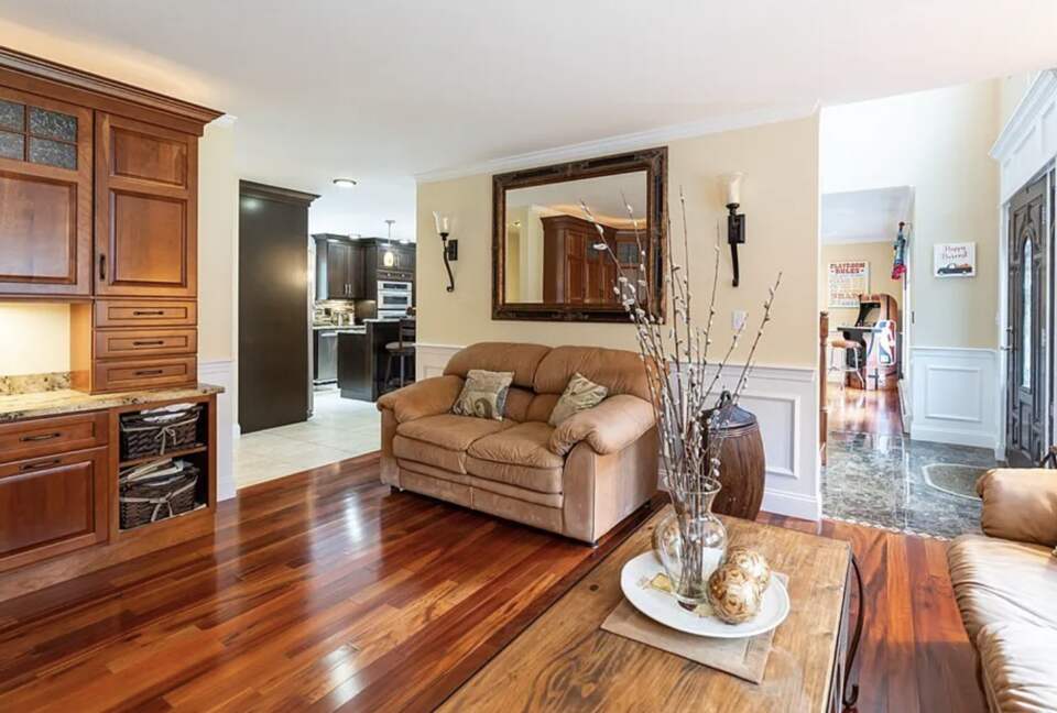 Stylish Family Home near Manchester with Bar & Jacuzzi - Hooksett, New Hampshire