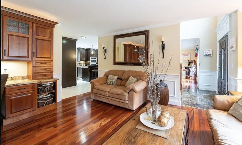 Stylish Family Home near Manchester with Bar & Jacuzzi - Hooksett, New Hampshire