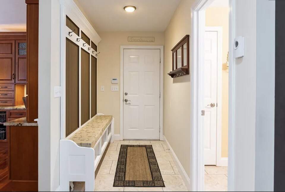 Stylish Family Home near Manchester with Bar & Jacuzzi - Hooksett, New Hampshire