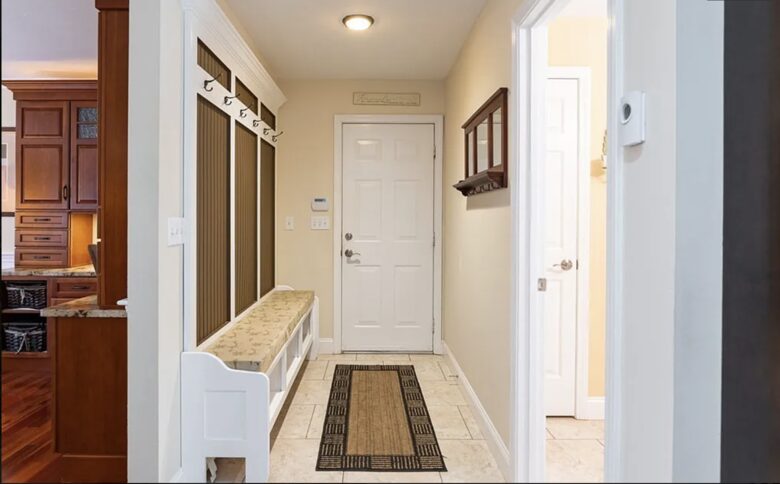 Stylish Family Home near Manchester with Bar & Jacuzzi - Hooksett, New Hampshire