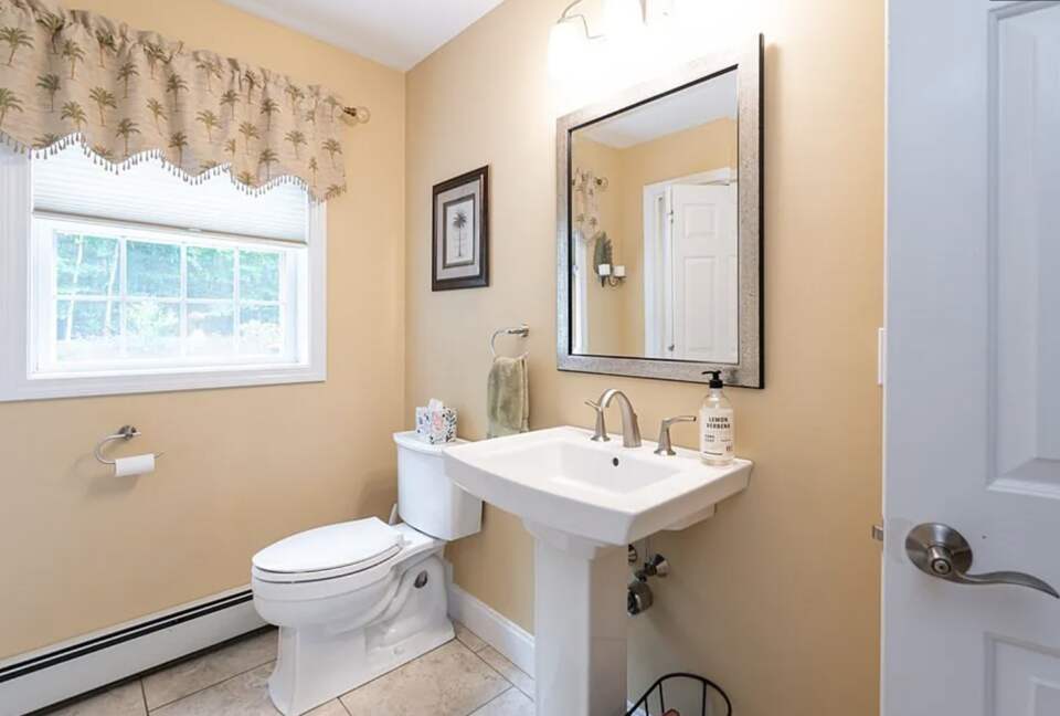 Stylish Family Home near Manchester with Bar & Jacuzzi - Hooksett, New Hampshire