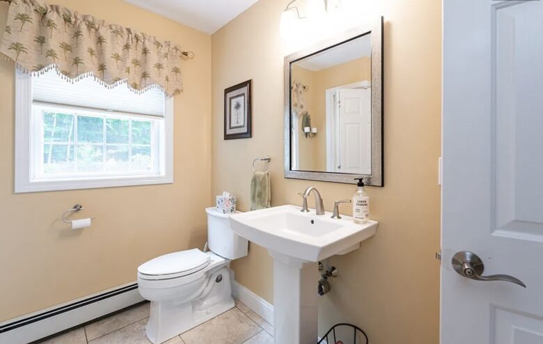 Stylish Family Home near Manchester with Bar & Jacuzzi - Hooksett, New Hampshire