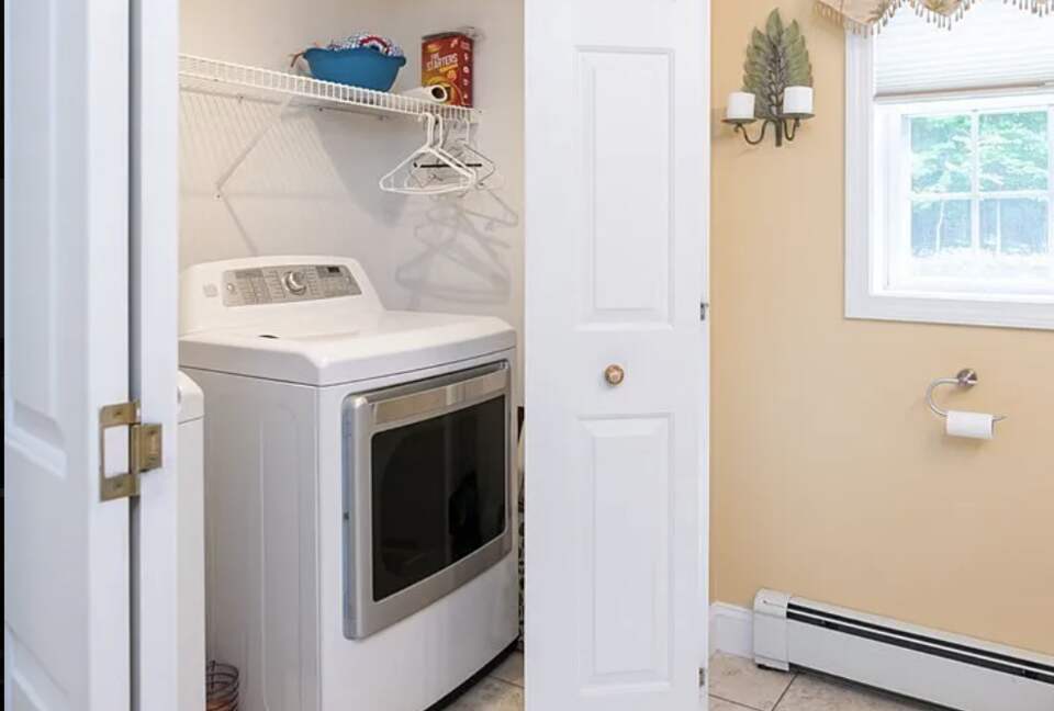 Stylish Family Home near Manchester with Bar & Jacuzzi - Hooksett, New Hampshire