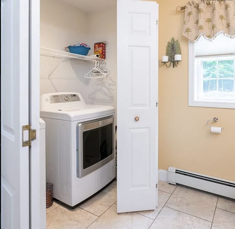 Stylish Family Home near Manchester with Bar & Jacuzzi - Hooksett, New Hampshire